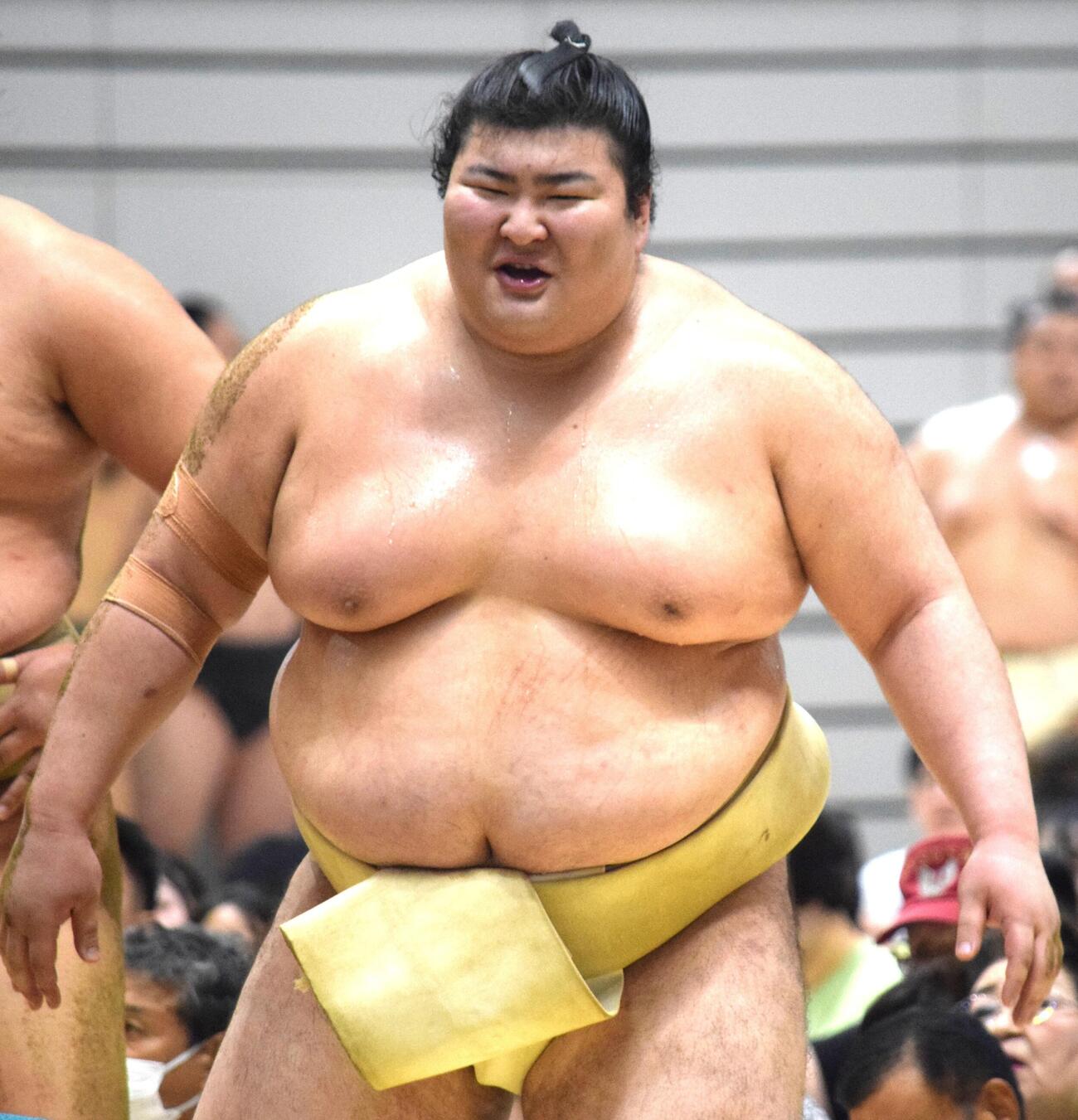 土俵下に転落した熱海富士は無事に立ち上がる（撮影・山田遼太郎）