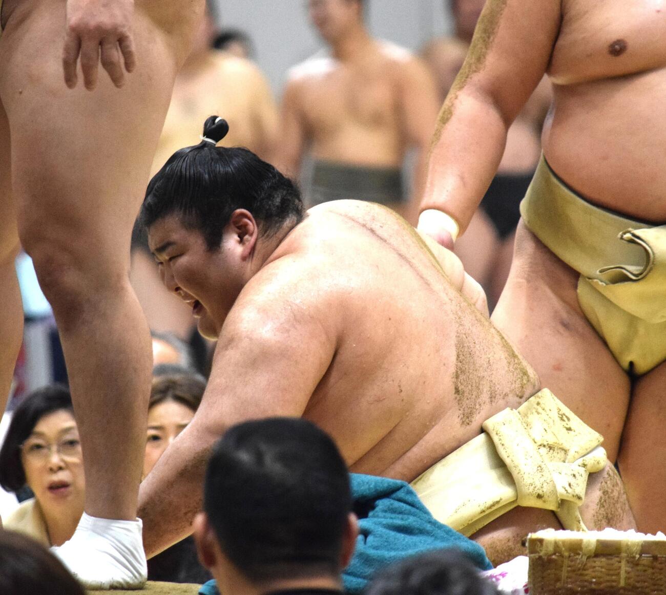土俵下に転落した熱海富士は無事に立ち上がる（撮影・山田遼太郎）