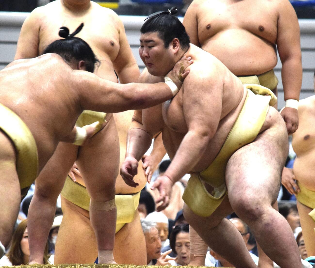 申し合い稽古を行う熱海富士（右）（撮影・山田遼太郎）
