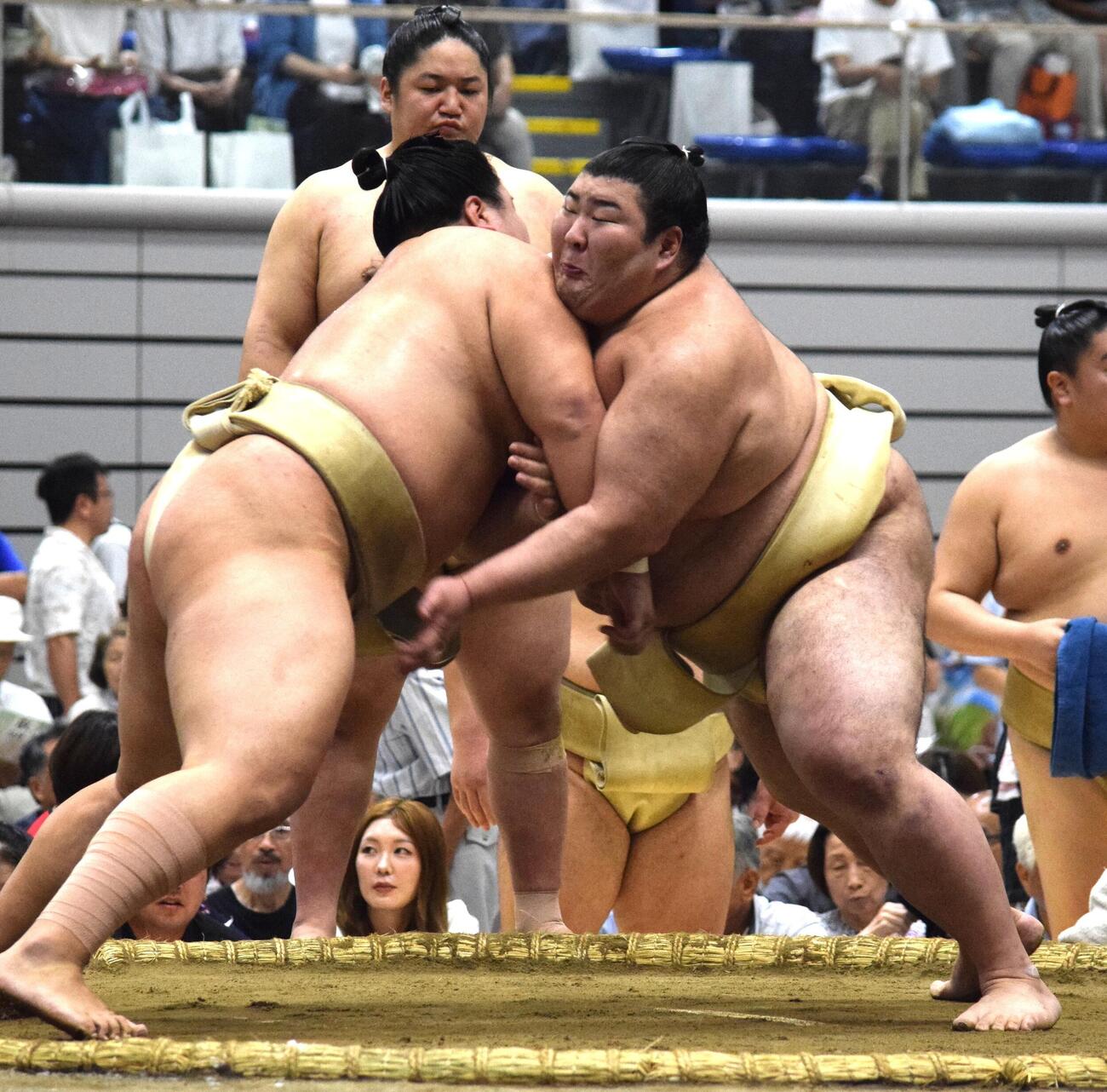 申し合い稽古を行う熱海富士（右）（撮影・山田遼太郎）