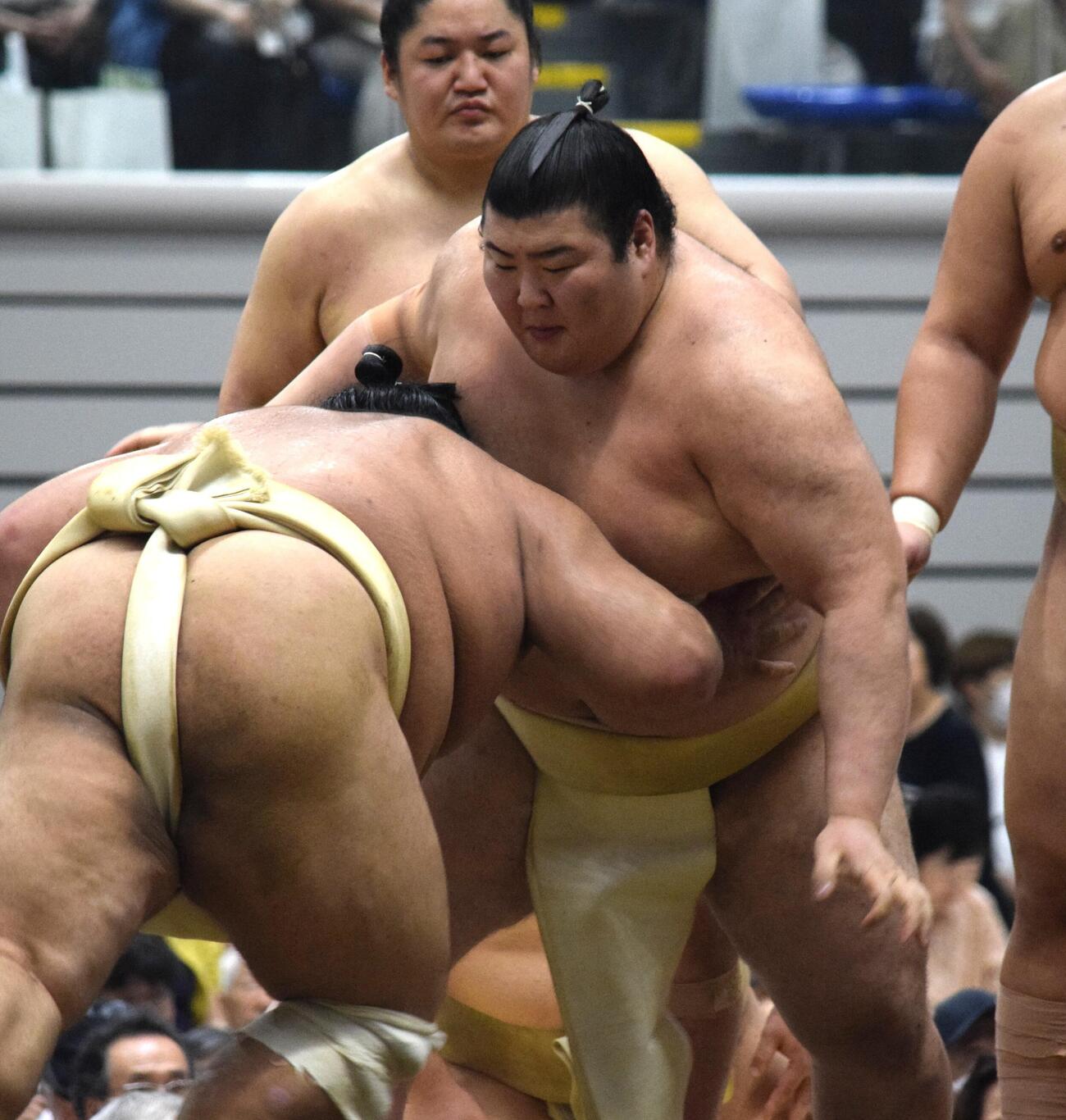 申し合い稽古を行う熱海富士（撮影・山田遼太郎）
