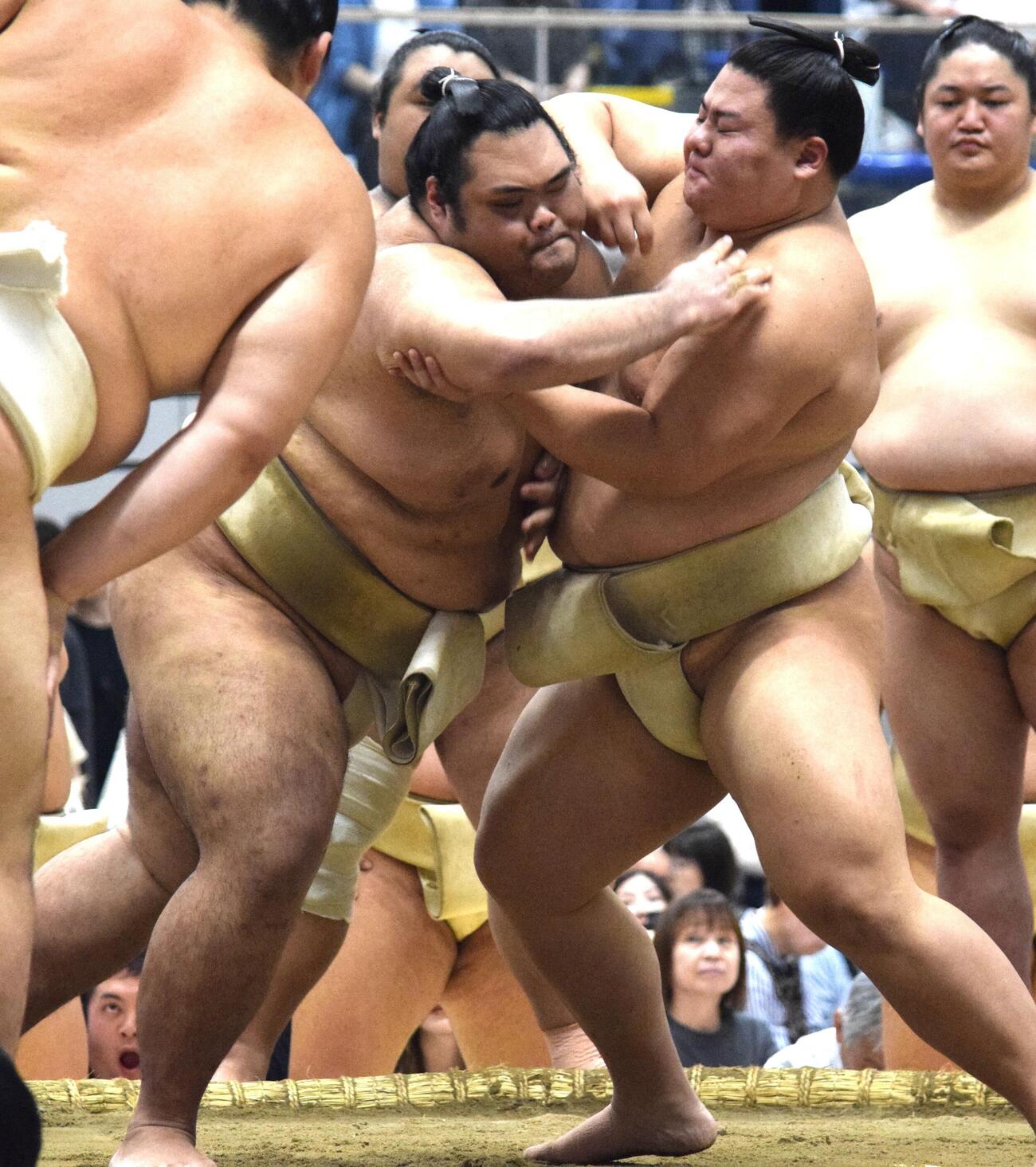 申し合い稽古を行った義ノ富士（右）と一意（撮影・山田遼太郎）