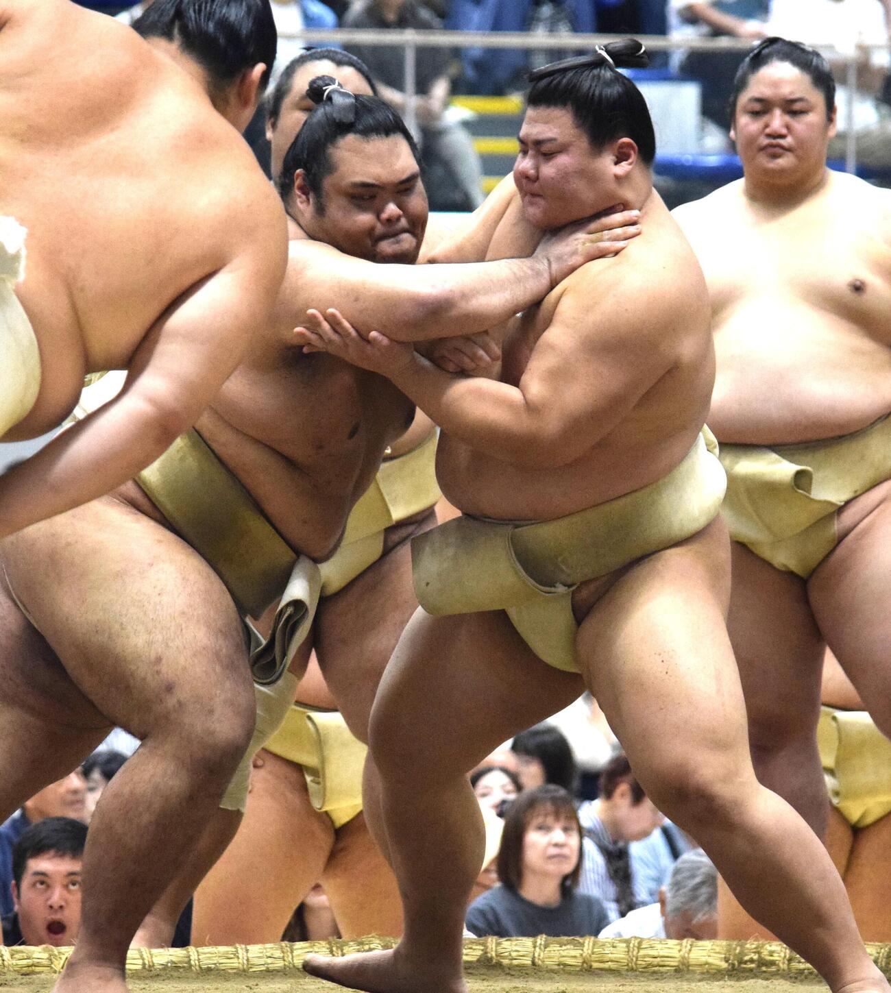 申し合い稽古を行った義ノ富士（右）と一意（撮影・山田遼太郎）