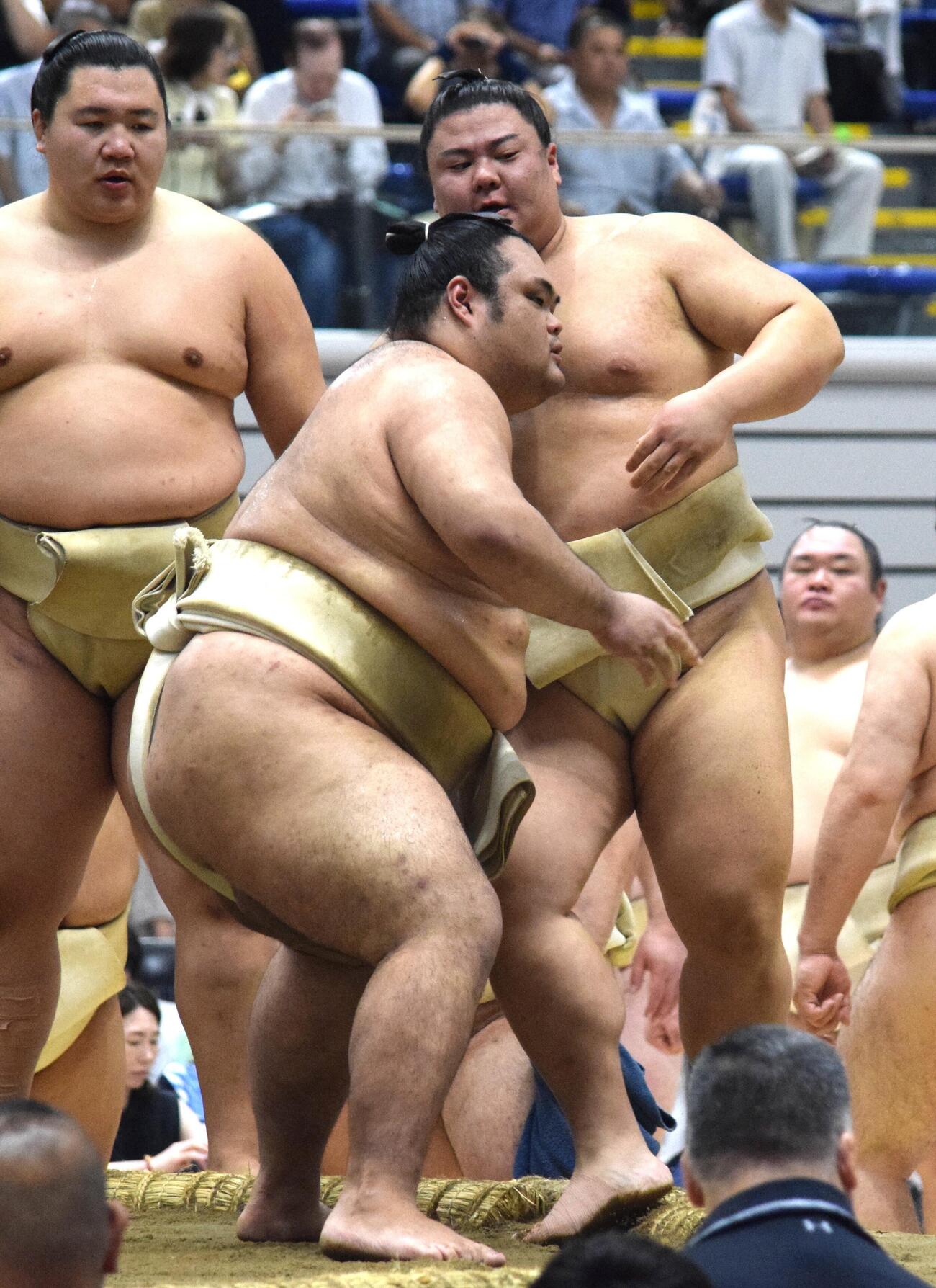 申し合い稽古を行った義ノ富士（右）と一意（撮影・山田遼太郎）