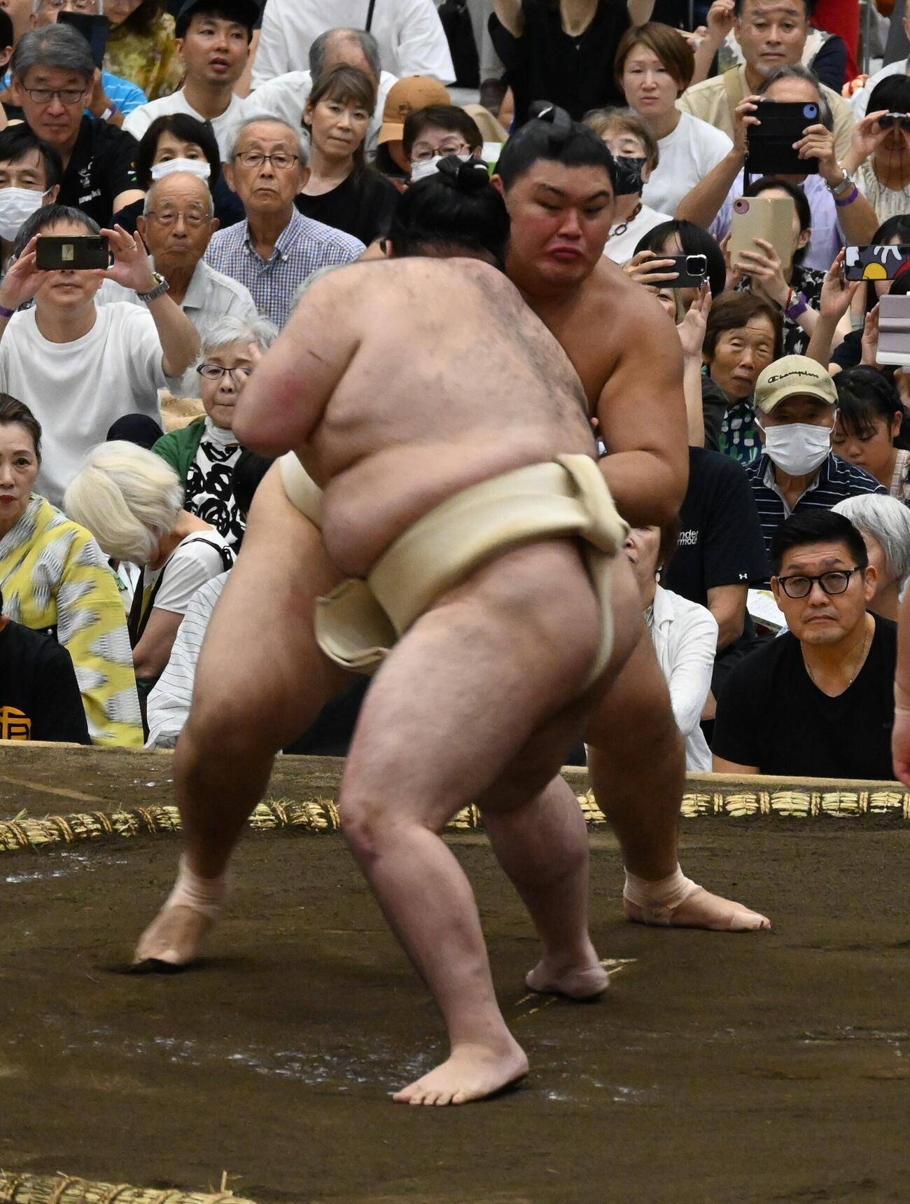 豪ノ山（手前）と稽古を行う横綱大の里