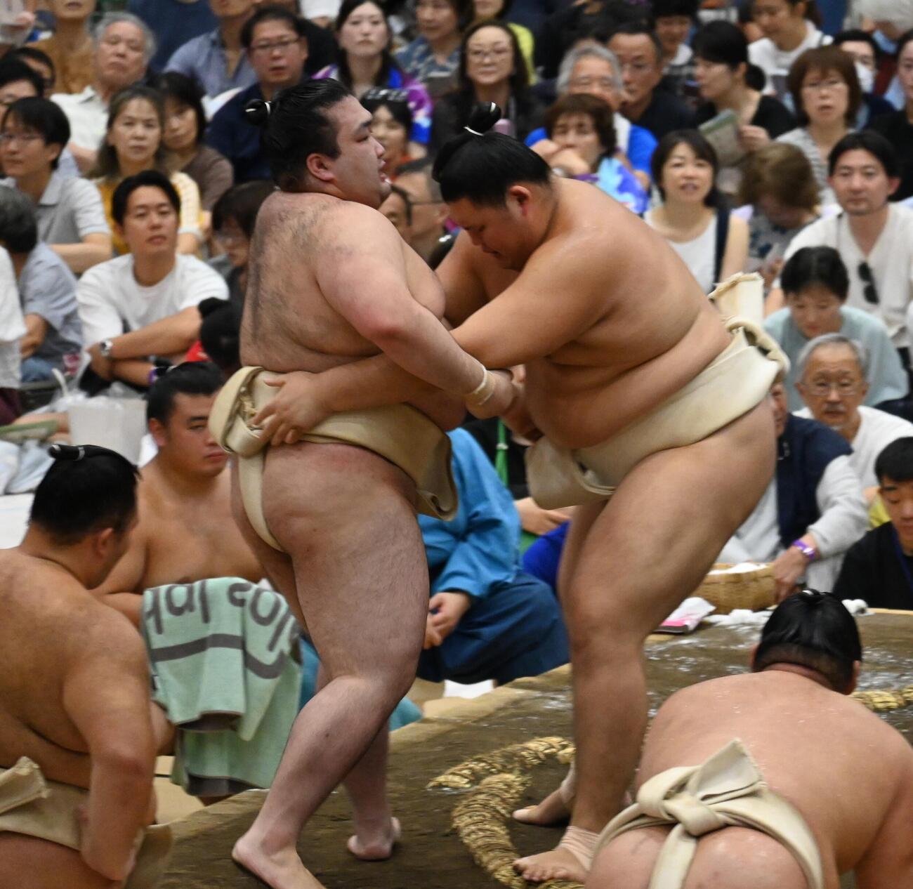 豪ノ山（左）と稽古を行う横綱大の里