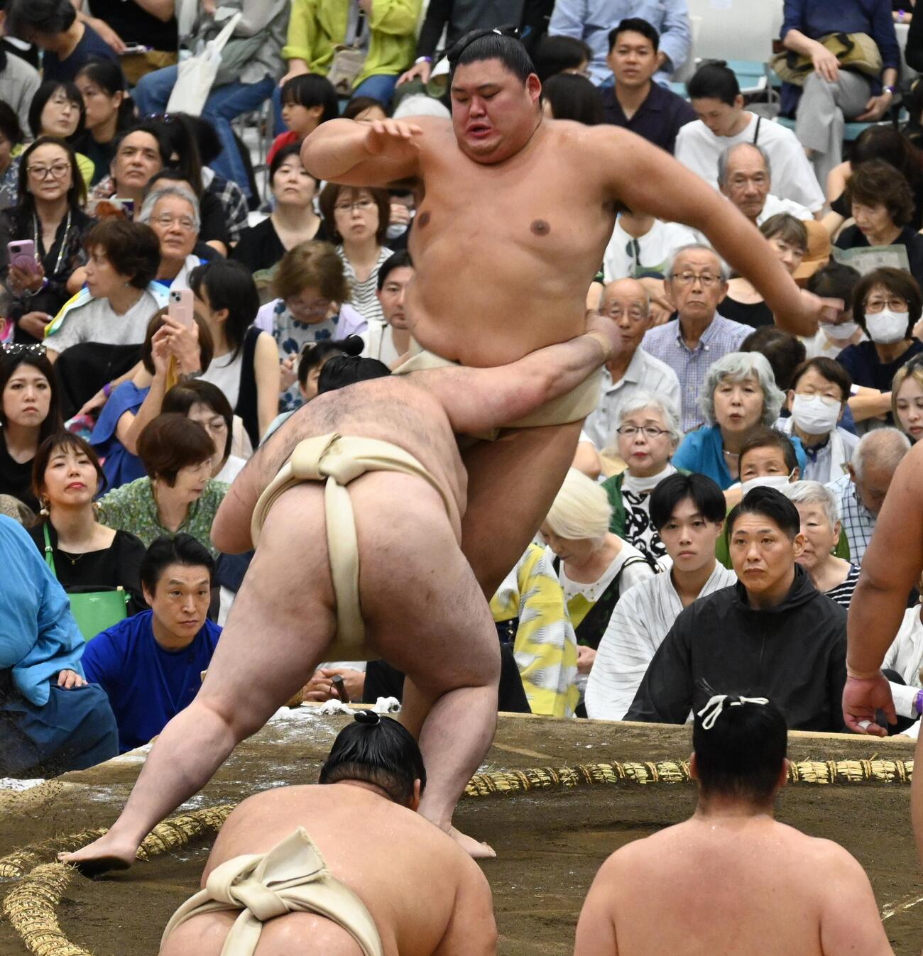 豪ノ山（手前）と稽古を行う横綱大の里