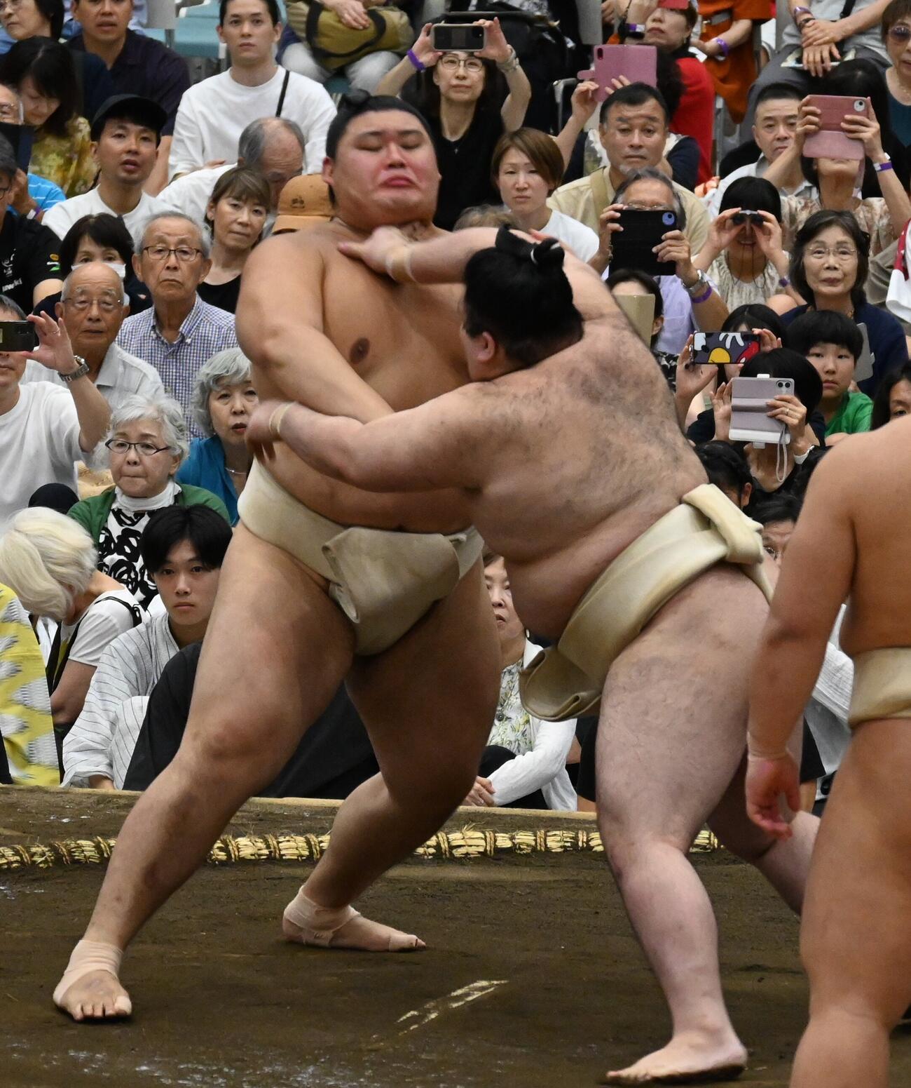 豪ノ山（右）と稽古を行う横綱大の里