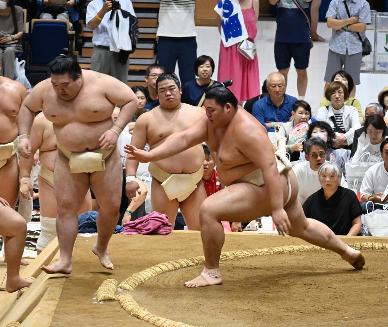 豪ノ山（左）との稽古に臨む横綱大の里