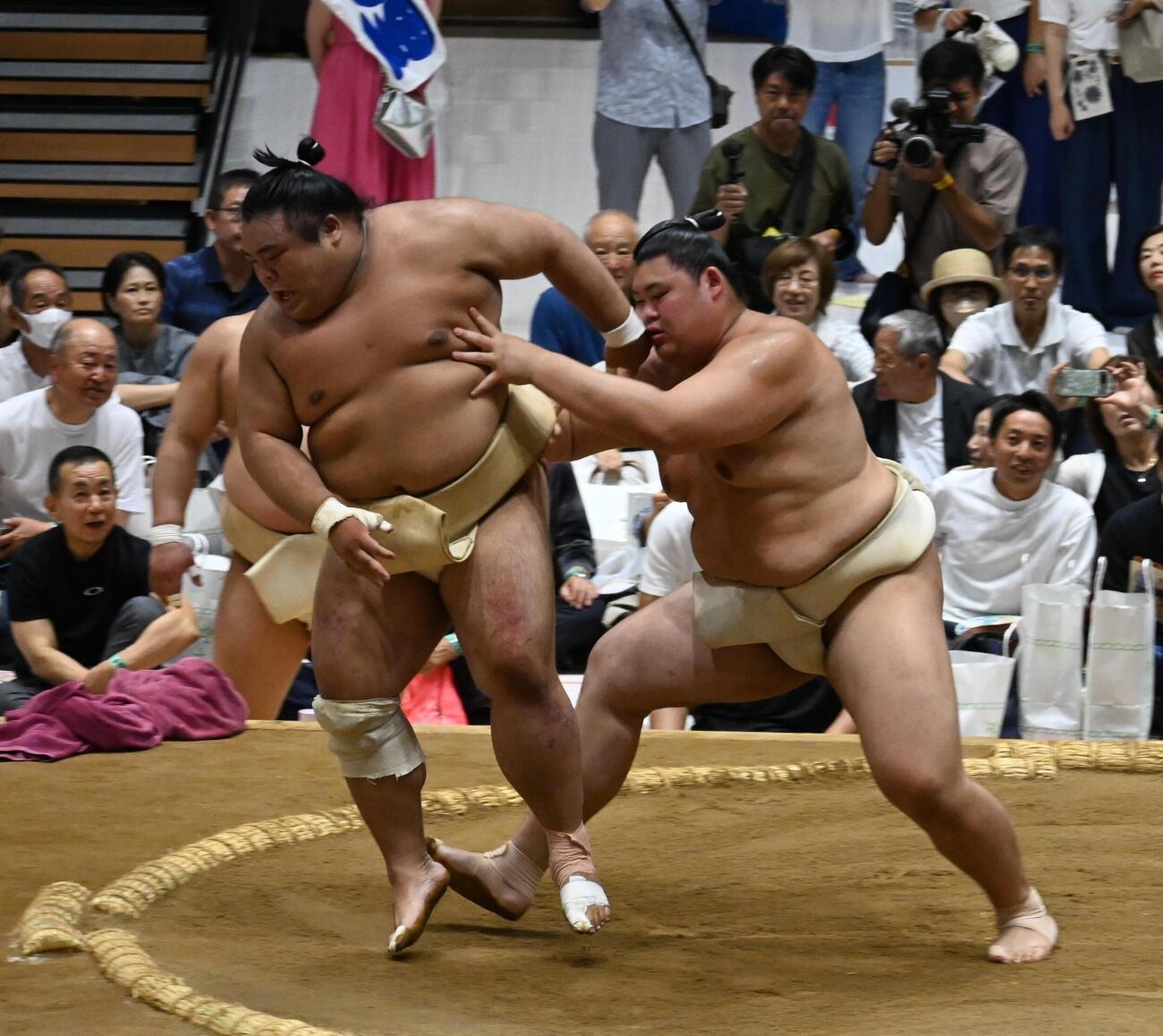 藤凌駕（左）と稽古を行う横綱大の里