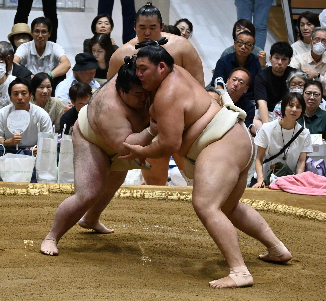 豪ノ山（左）と稽古に臨む横綱大の里