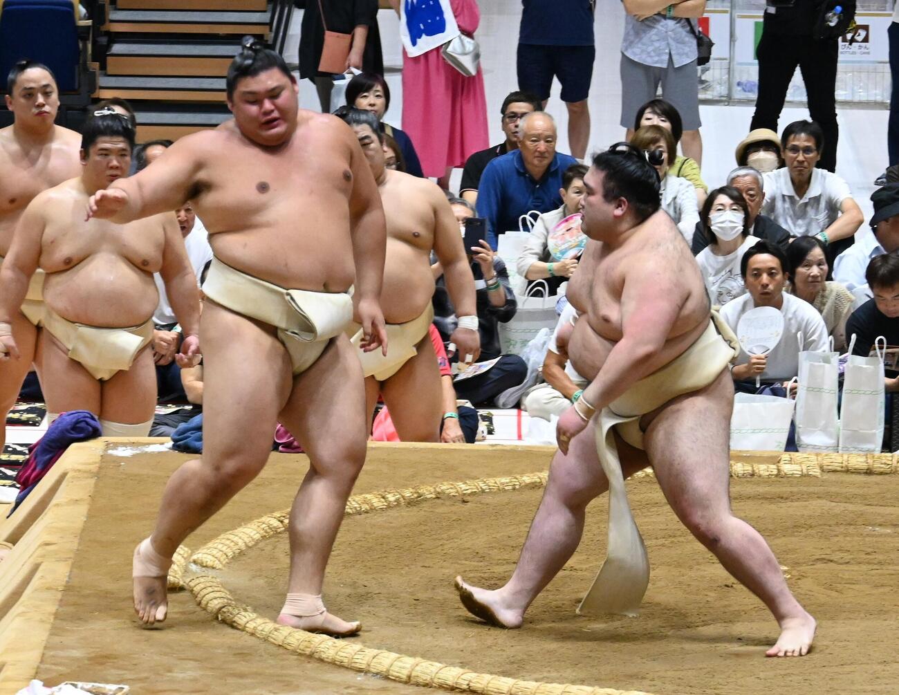 豪ノ山（右)との稽古で敗れる横綱大の里