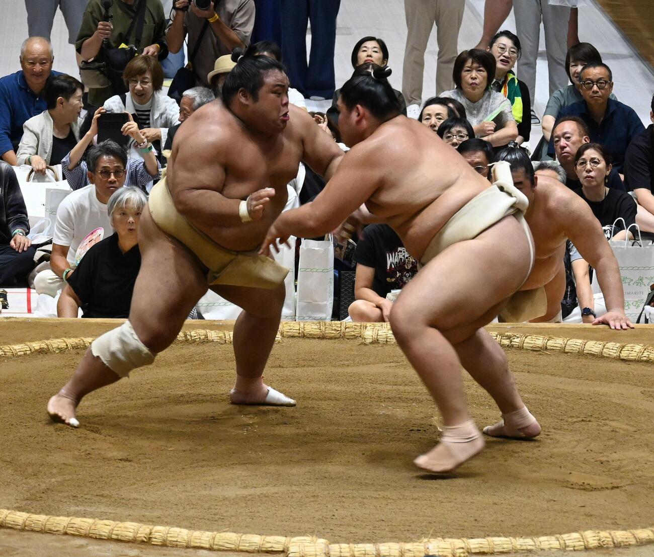 藤凌駕（左）と稽古を行う横綱大の里