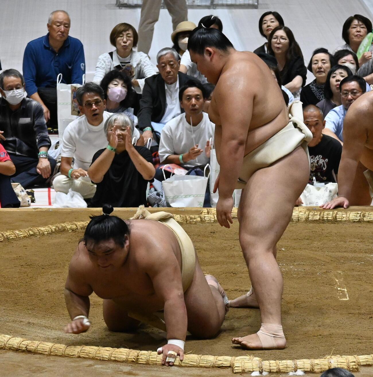 藤凌駕（左）と稽古を行う横綱大の里