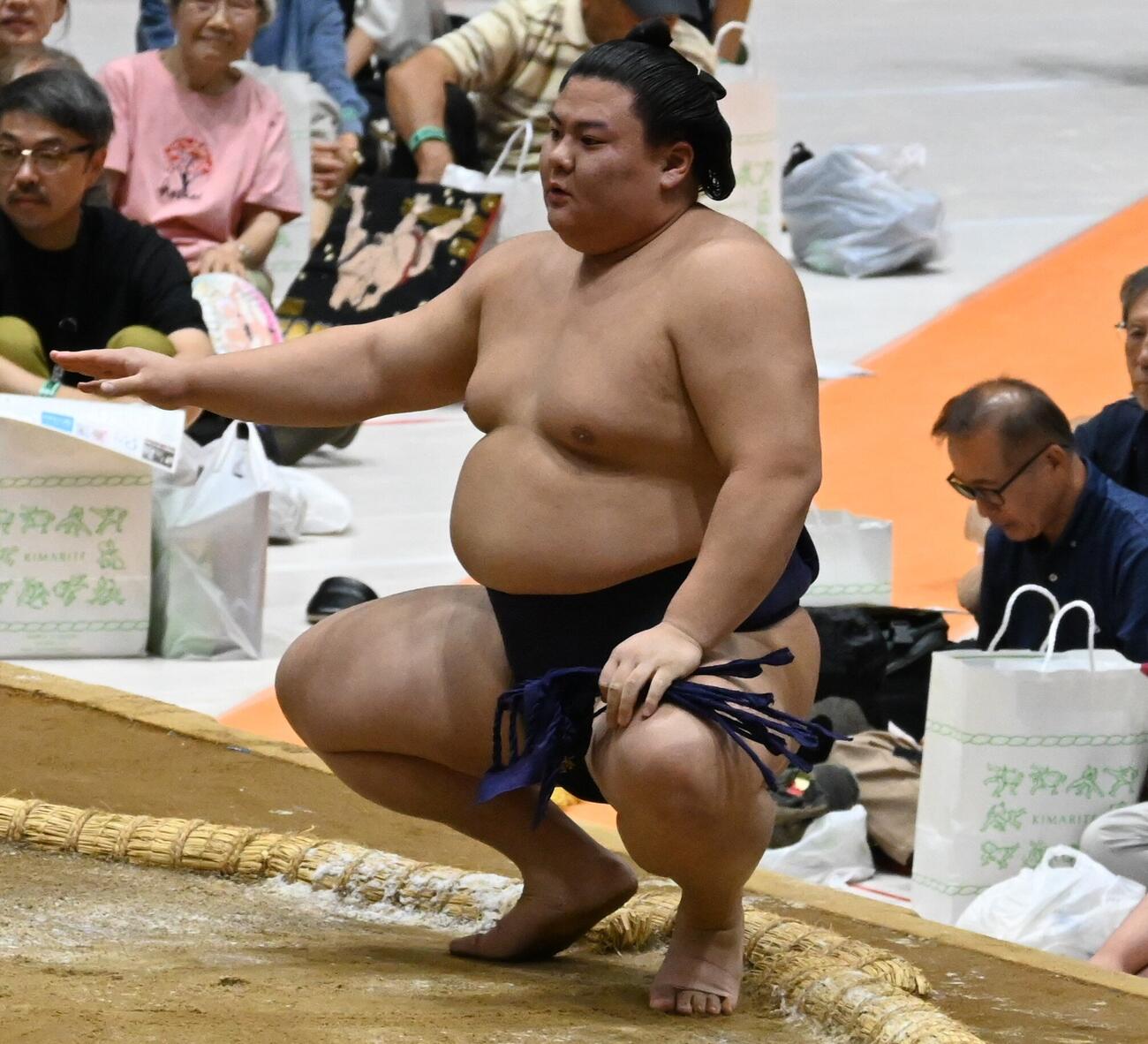 夏巡業に臨む義ノ富士