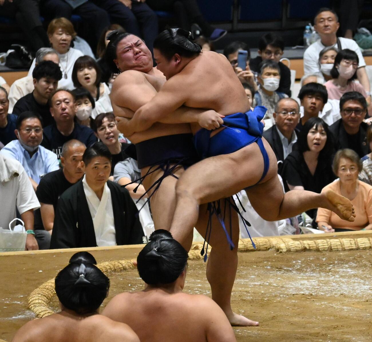 義ノ富士は藤ノ川をつり出しで破る