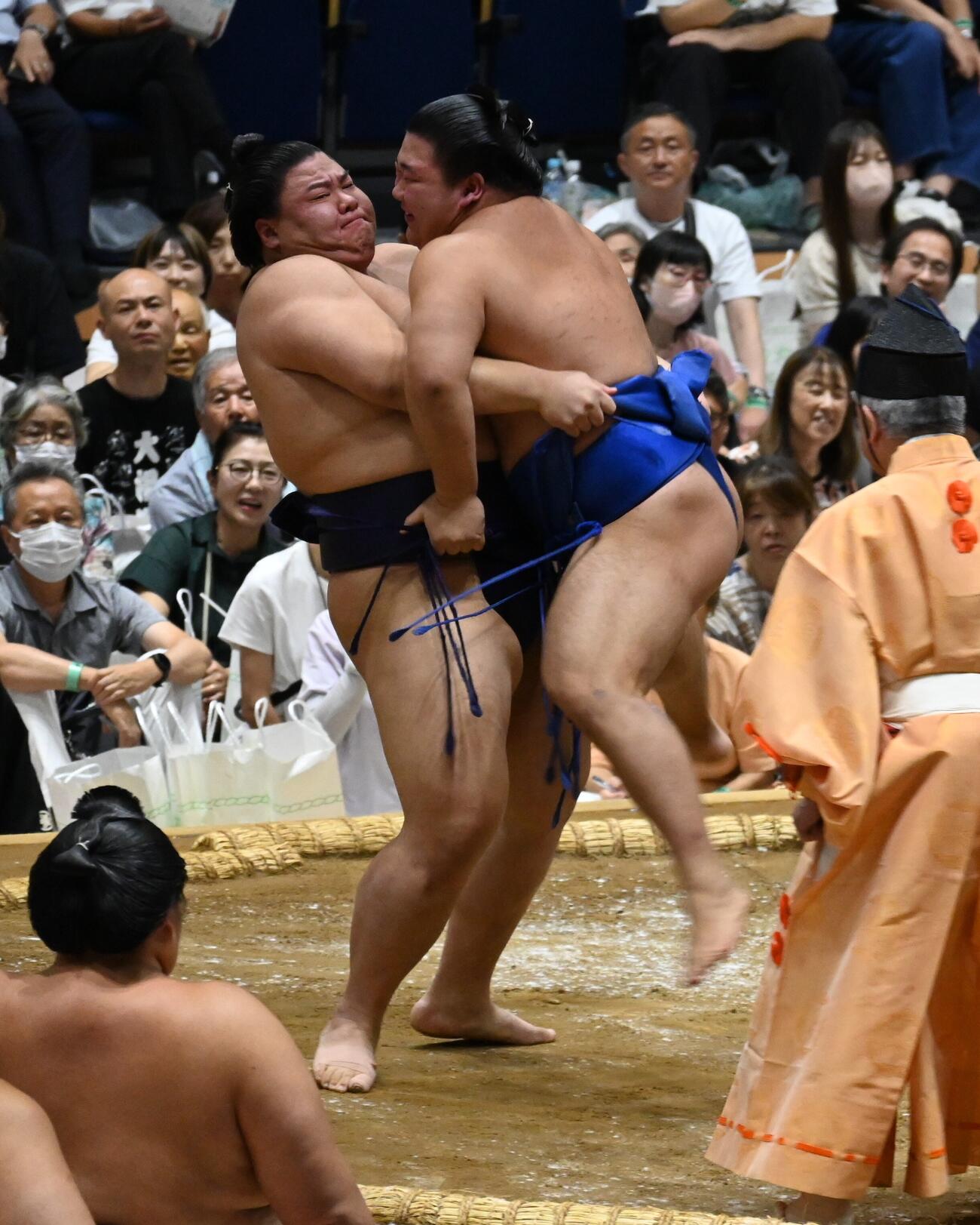 義ノ富士は藤ノ川をつり出しで破る