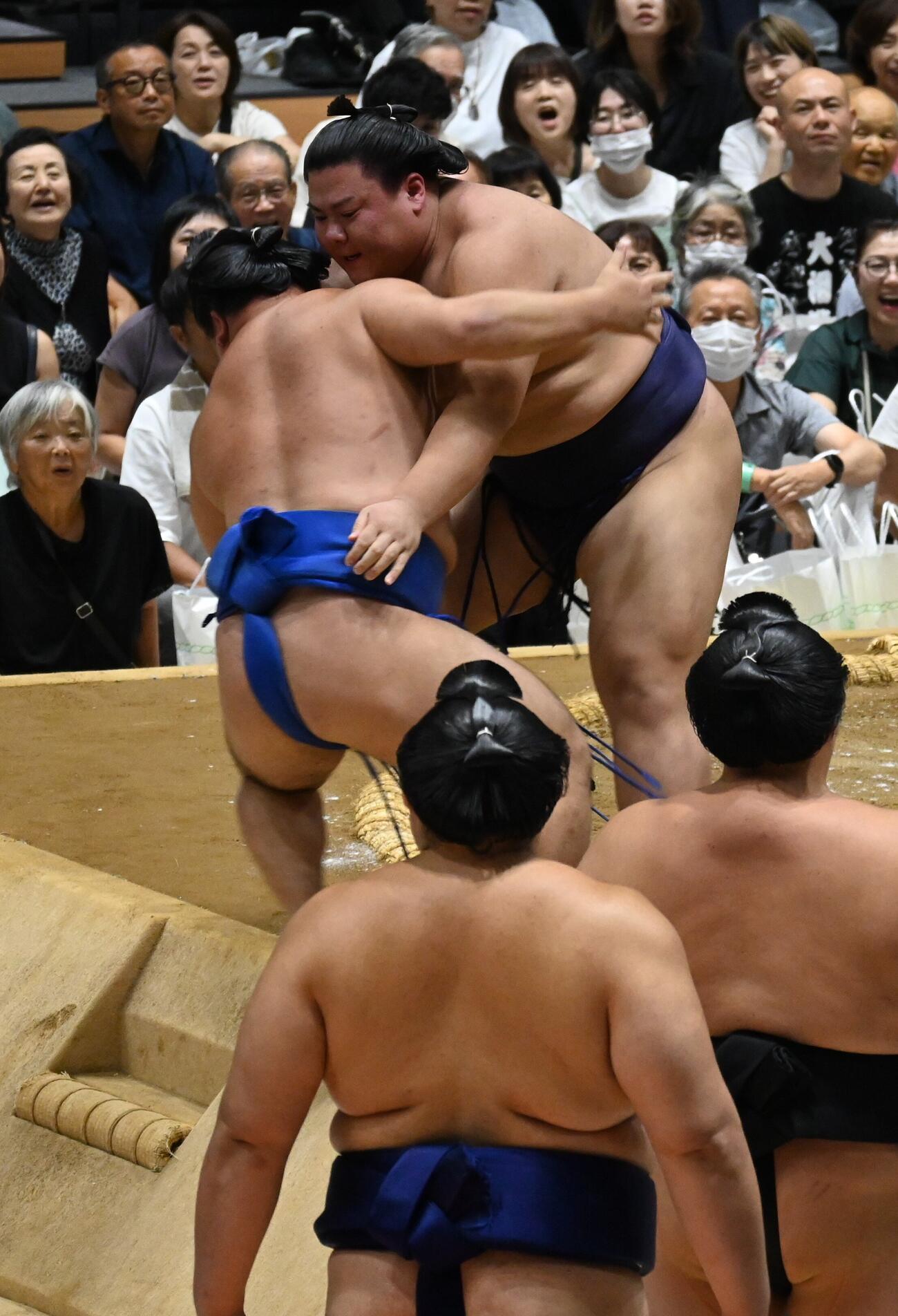 義ノ富士は藤ノ川をつり出しで破る