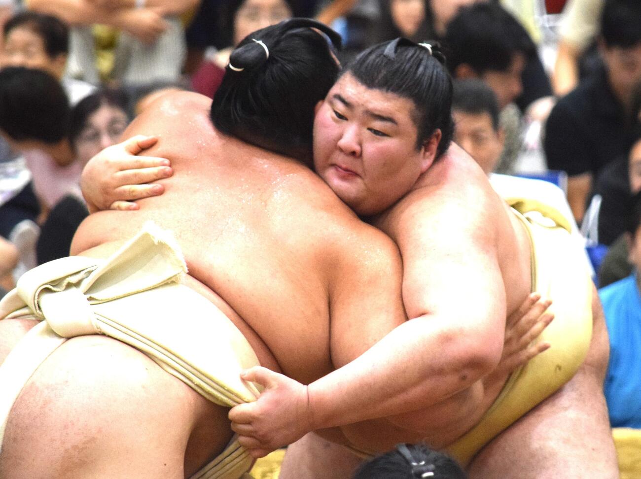 大の里（左）と稽古を行う熱海富士
