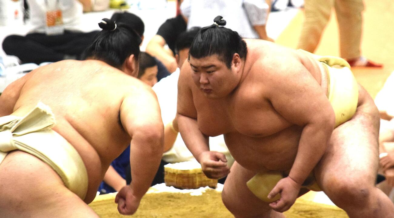 大の里（左）と稽古を行う熱海富士