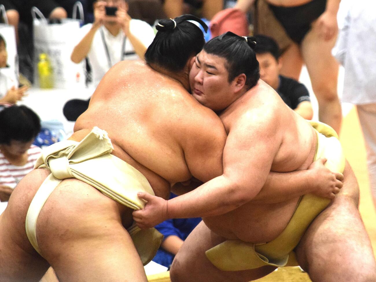 大の里（左）と稽古を行う熱海富士