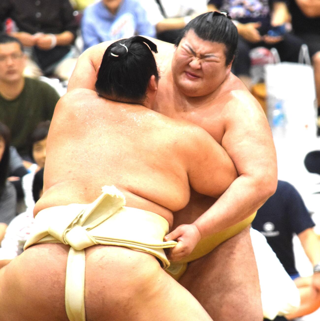 大の里（左）と稽古を行う熱海富士