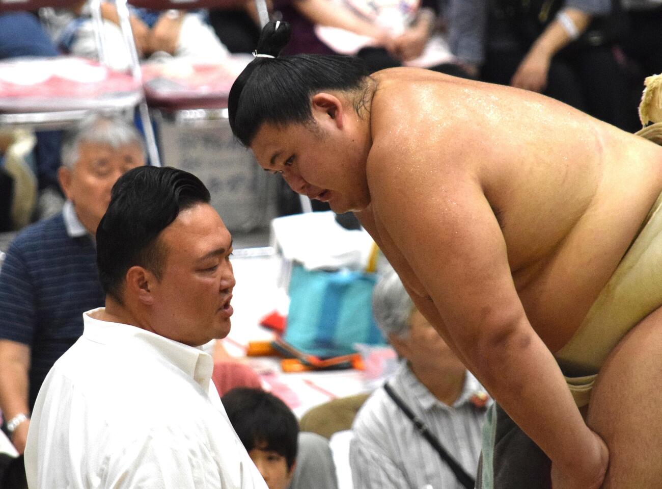 大の里（右）を指導する二所ノ関親方