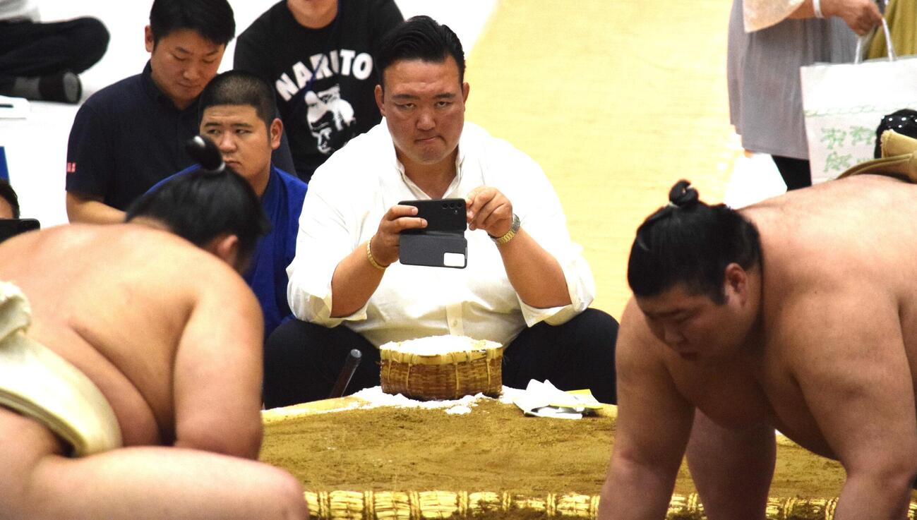 大の里と熱海富士の稽古を撮影する二所ノ関親方