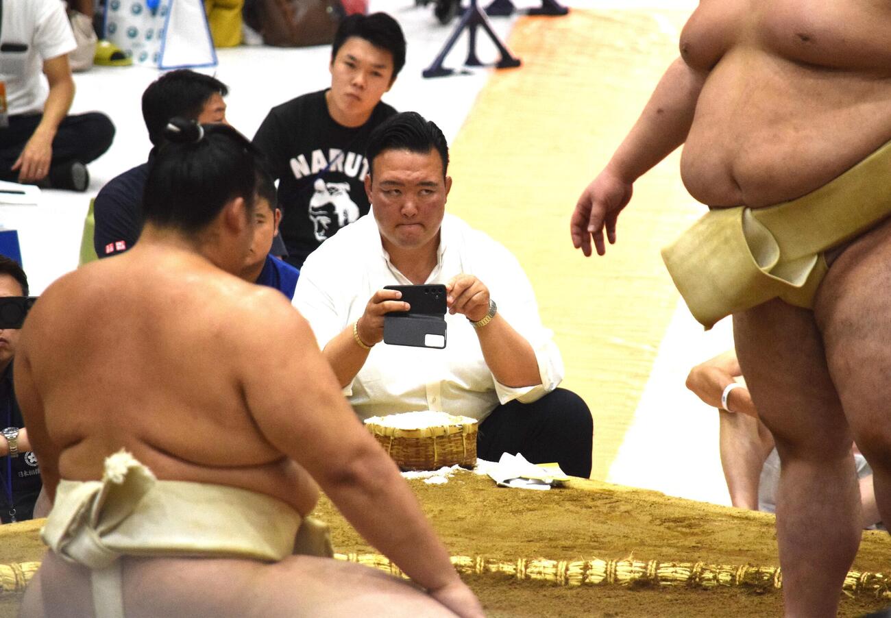 大の里と熱海富士の稽古を撮影する二所ノ関親方