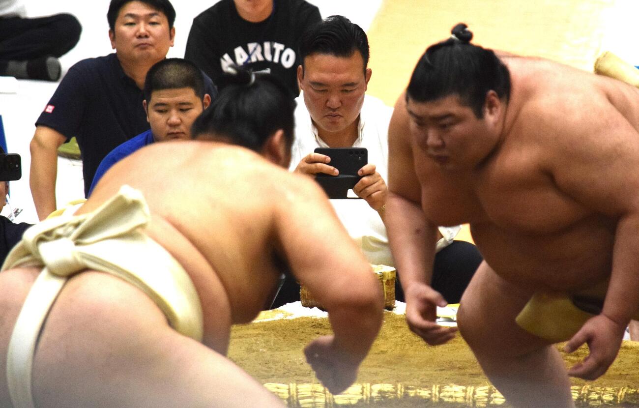 大の里と熱海富士の稽古を撮影する二所ノ関親方