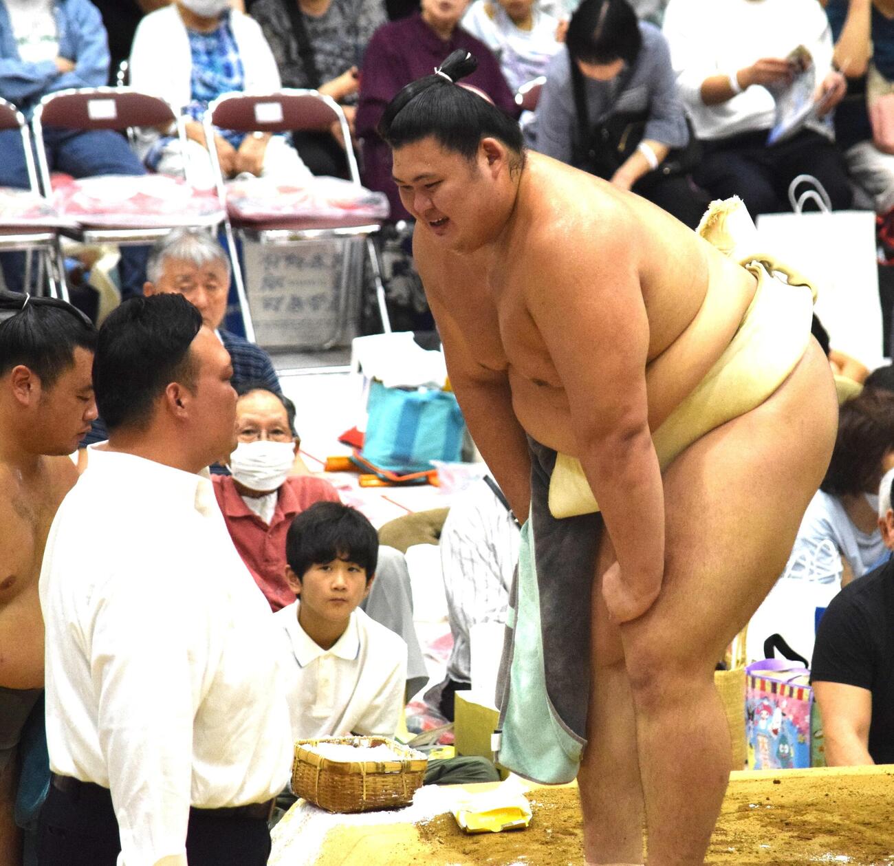 大の里（右）に指導する二所ノ関親方