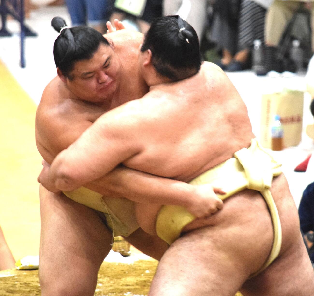 熱海富士（右）と稽古をする大の里