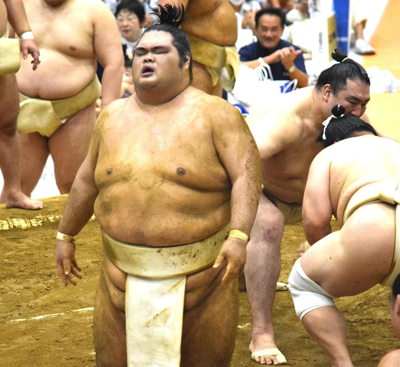 ぶつかり稽古を終えた一意