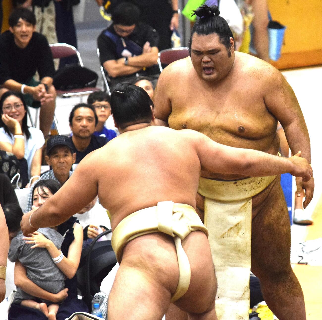 霧島とのぶつかり稽古をする一意