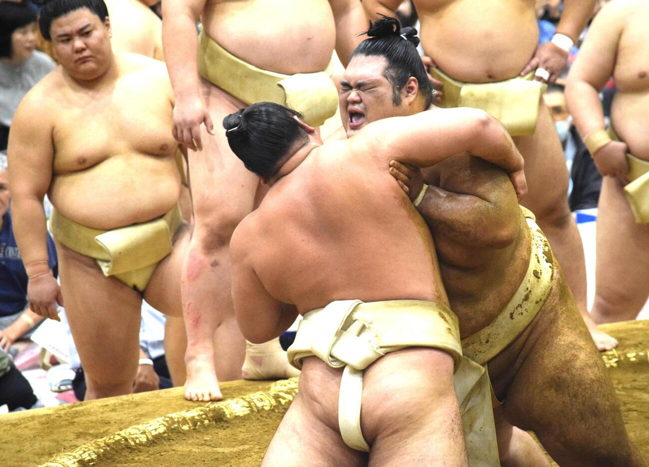 霧島とのぶつかり稽古をする一意。左は日大同期の義ノ富士