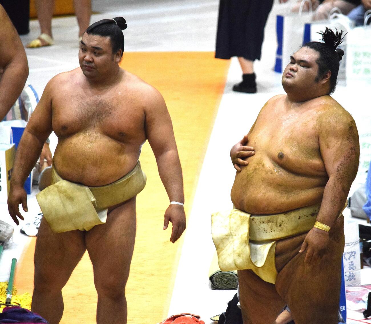 ぶつかり稽古を終え霧島（左）にあいさつする一意