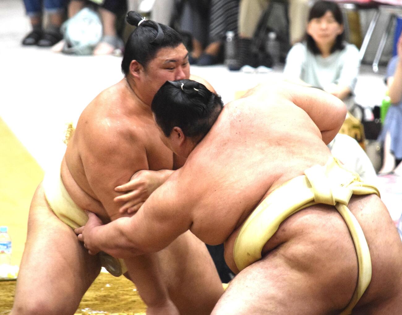 熱海富士（右）と稽古をする大の里