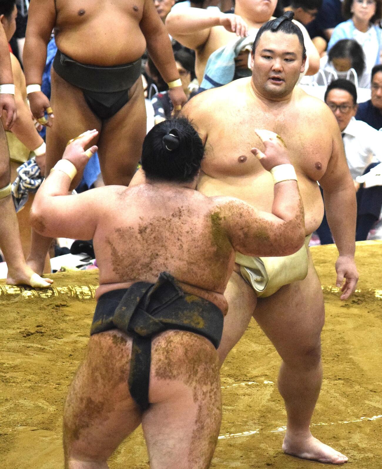 ぶつかり稽古をする朝乃山