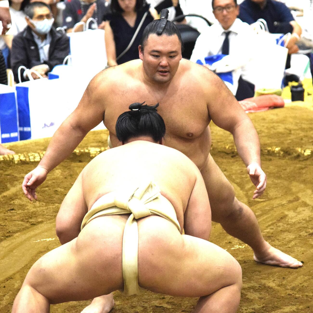ぶつかり稽古をする朝乃山