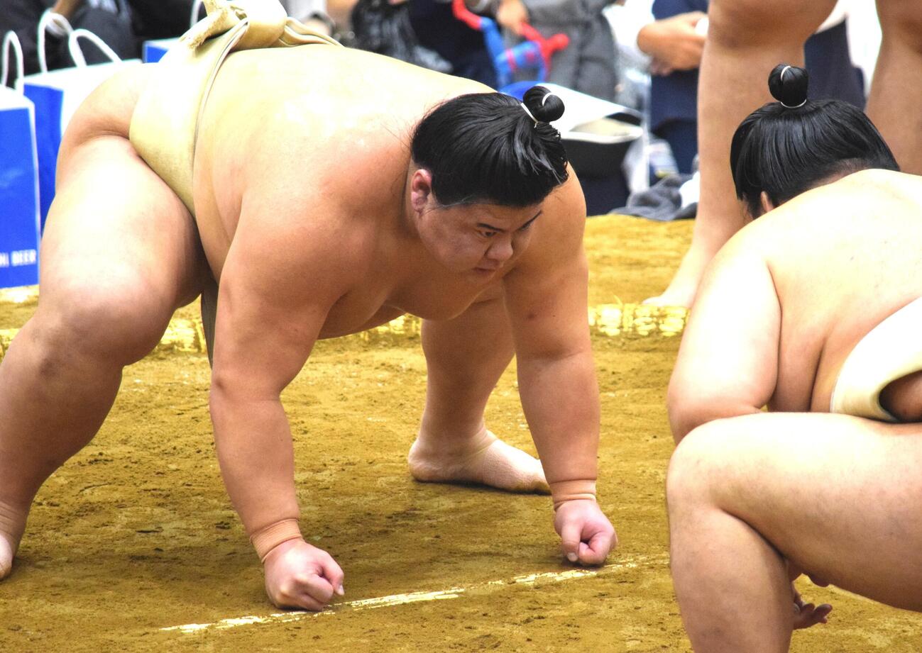 申し合い稽古をする義ノ富士