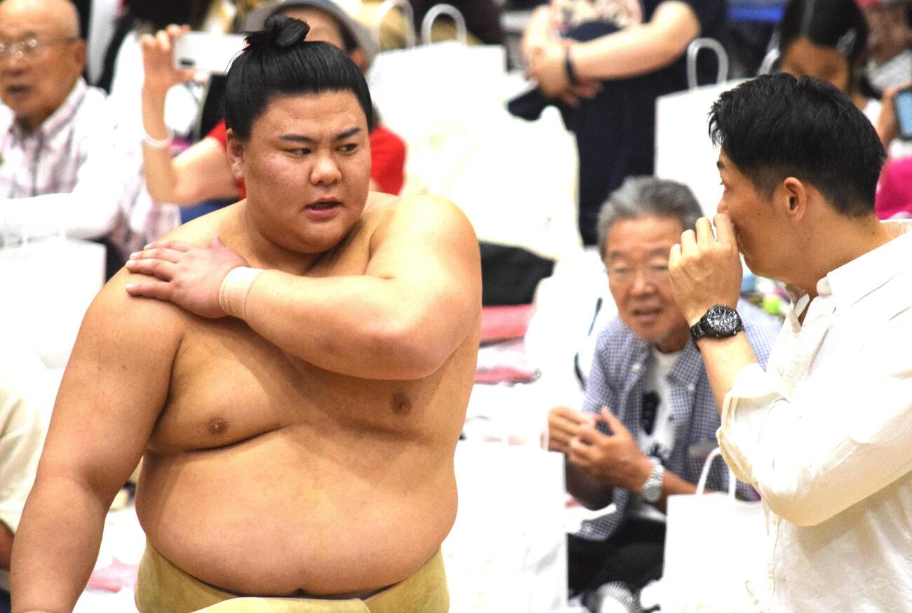 放駒親方と右肩について話し込む義ノ富士