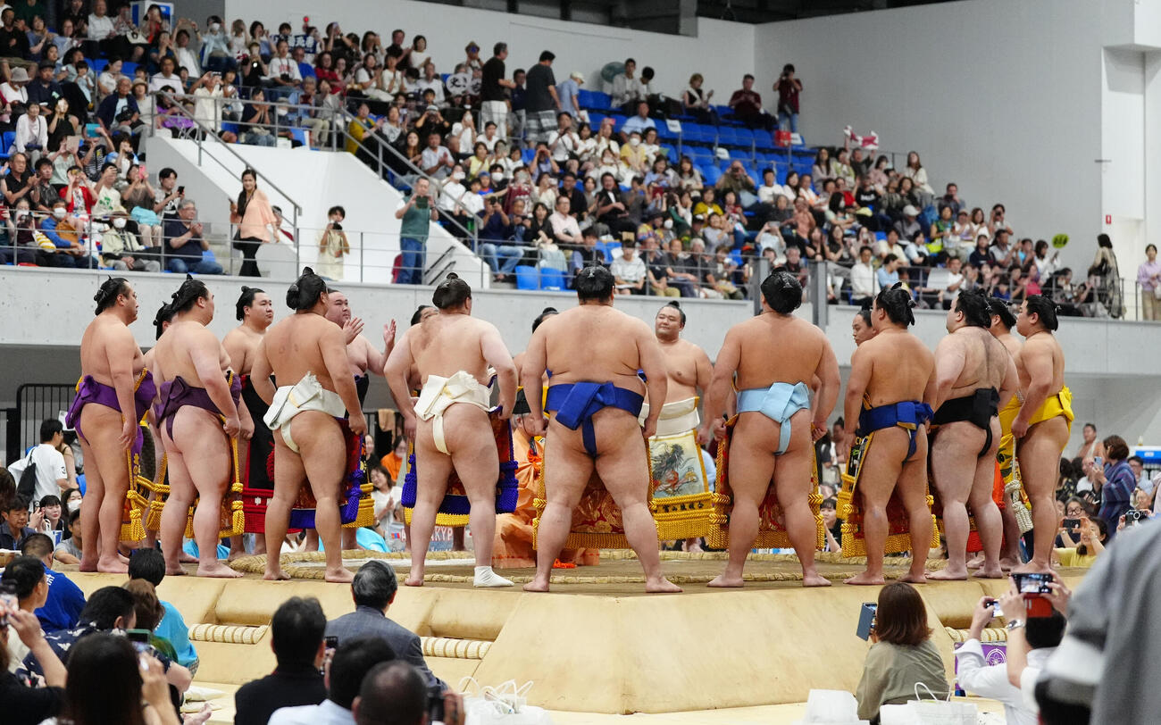 土俵入りする力士たち（撮影・鈴木みどり）