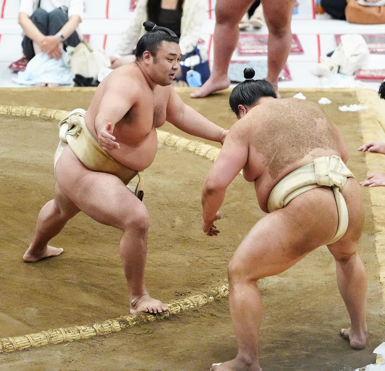 朝稽古で朝白龍（右）に胸を貸す霧島（撮影・鈴木みどり）