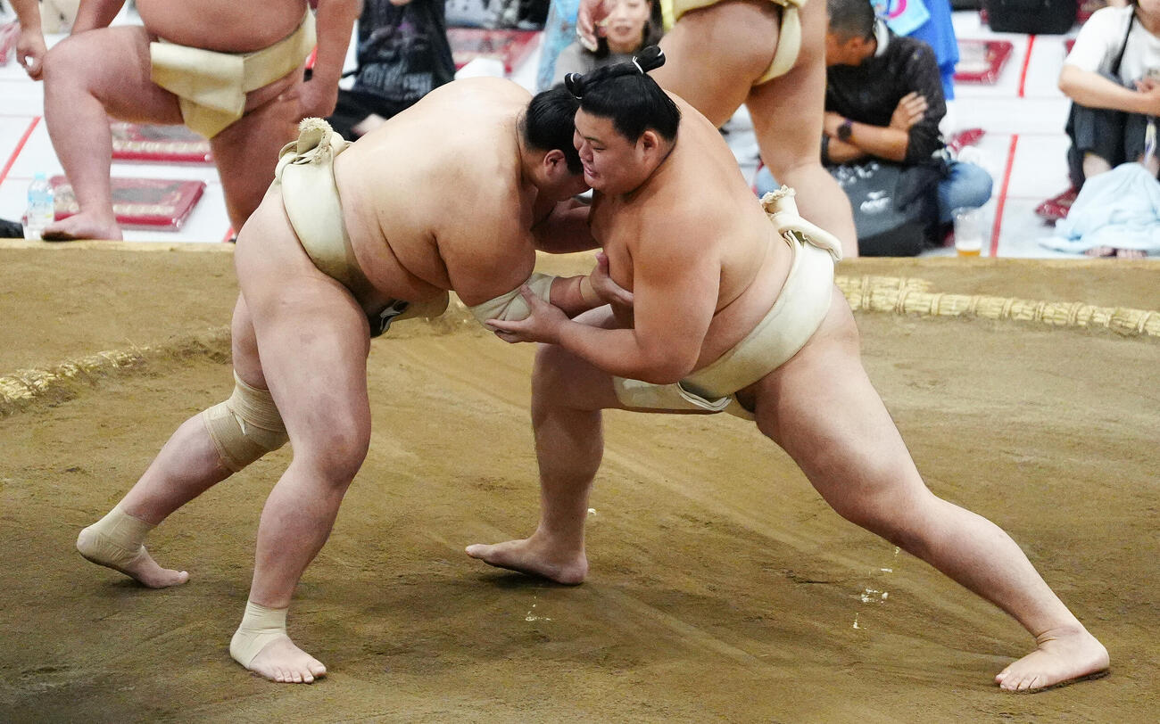 朝稽古で輝（左）に胸を貸す大の里（撮影・鈴木みどり）