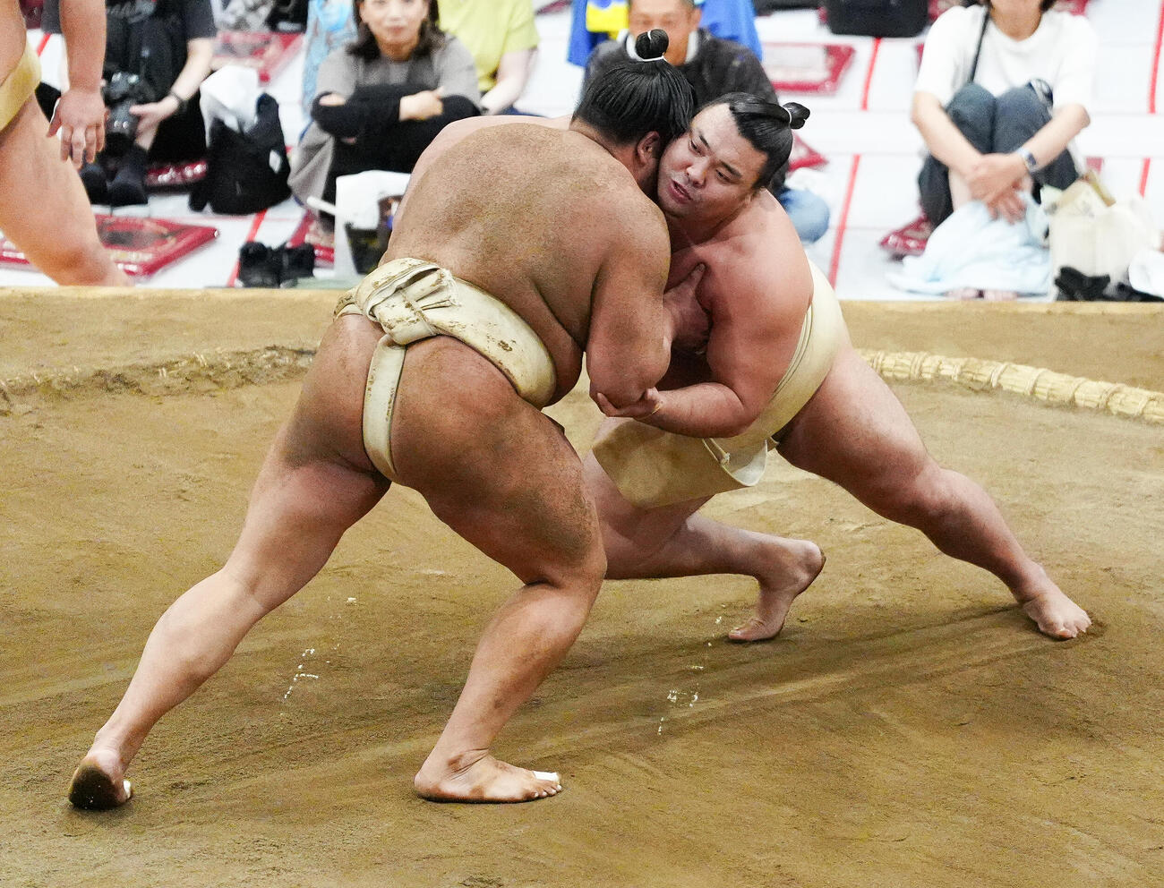 朝稽古で朝白龍（手前）に胸を貸す霧島（撮影・鈴木みどり）