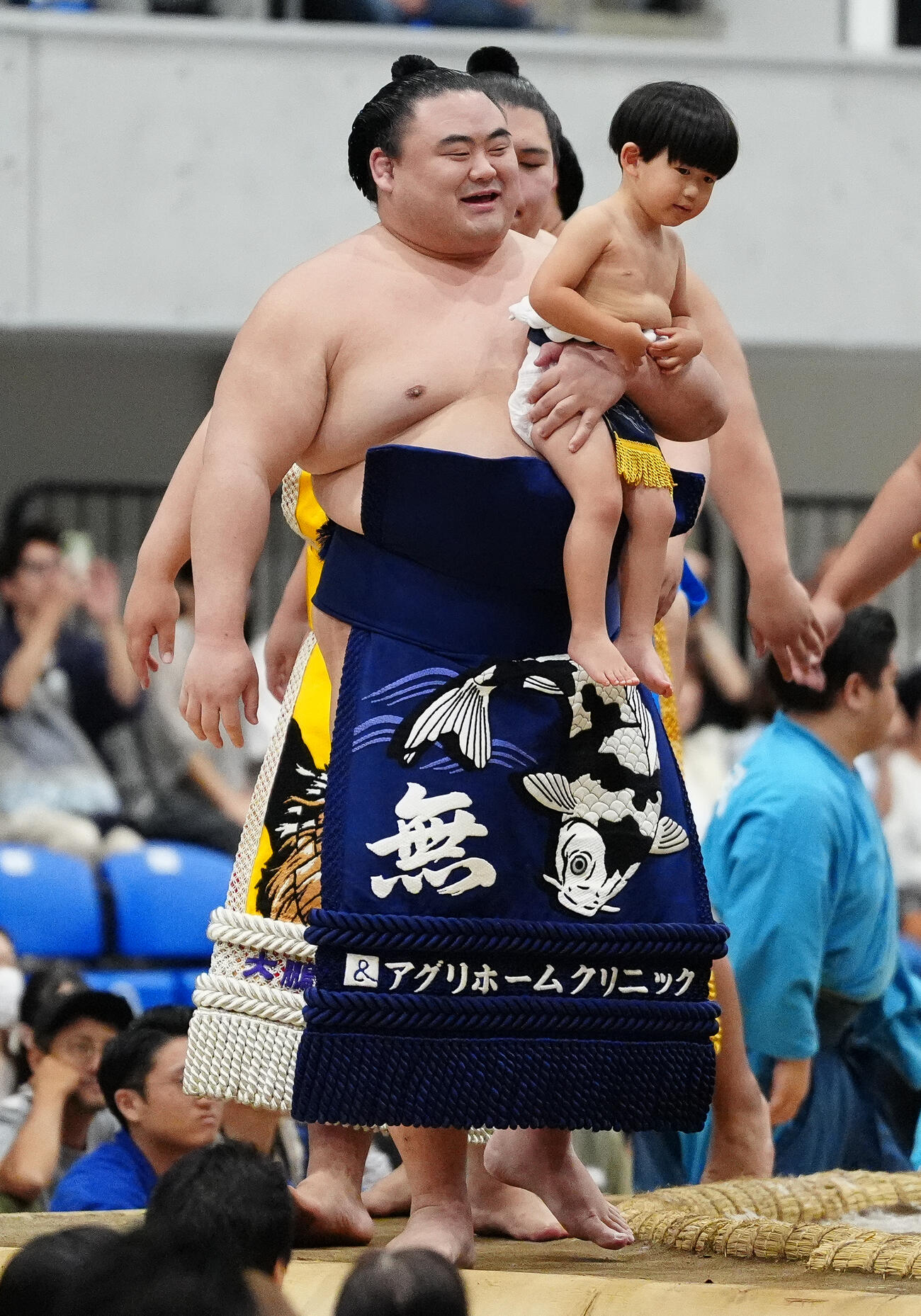 土俵入りする隆の勝（撮影・鈴木みどり）