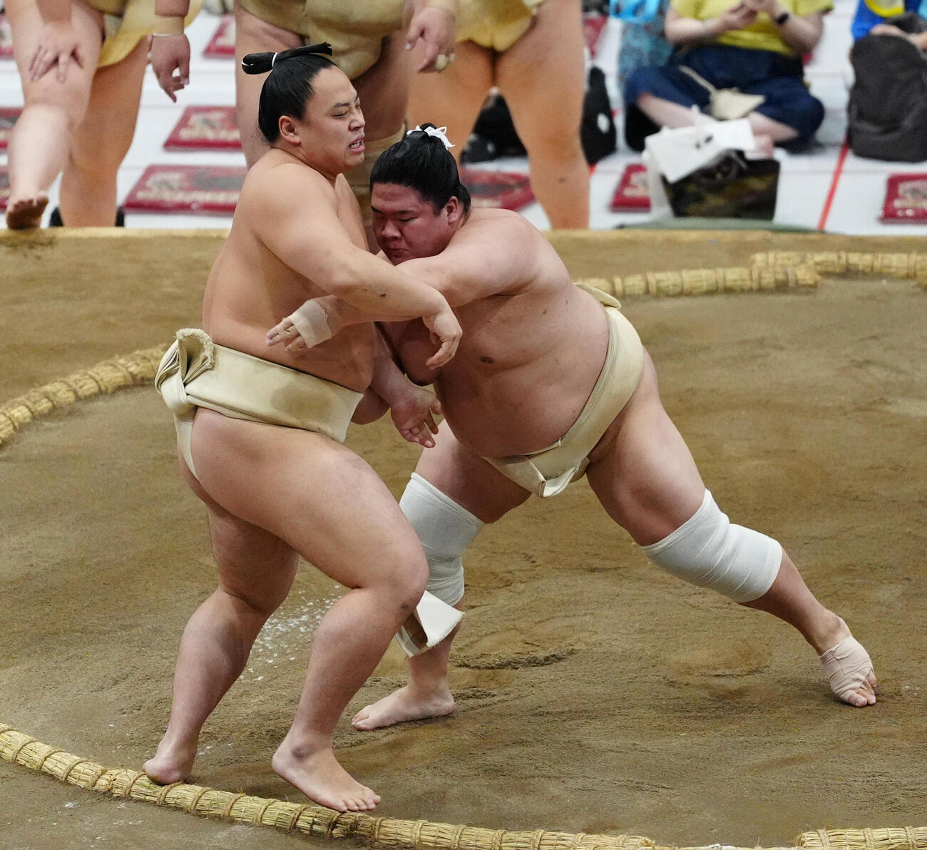 朝稽古に臨む宇良（右）（撮影・鈴木みどり）