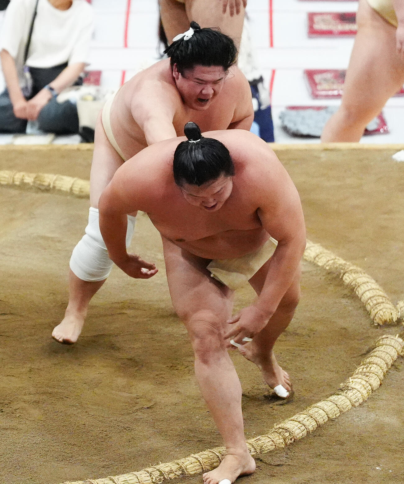 朝稽古に臨む宇良（後方）（撮影・鈴木みどり）