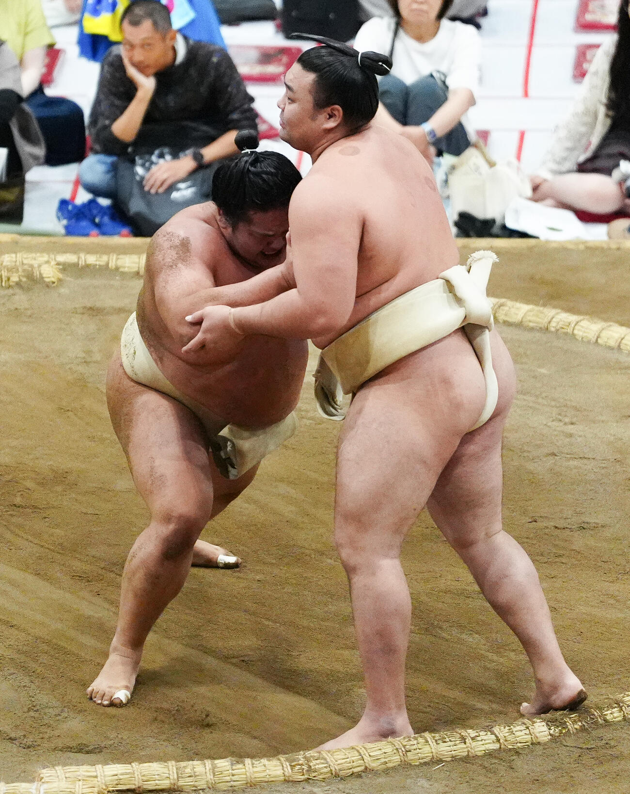 朝稽古で霧島（右）に胸を借りる朝白龍（撮影・鈴木みどり）