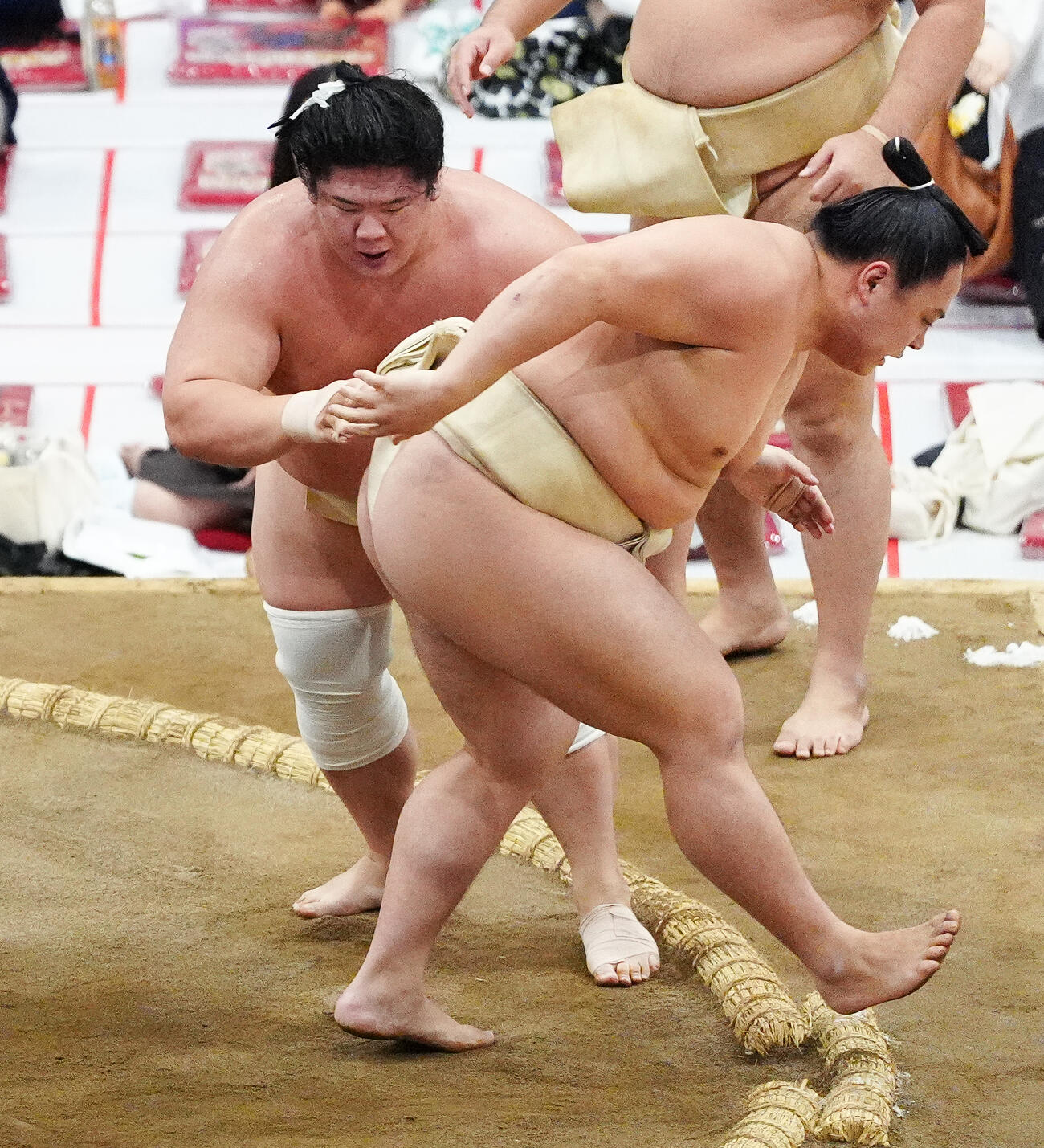 朝稽古に臨む宇良（左）（撮影・鈴木みどり）